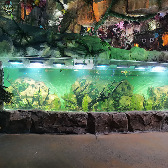 De Chinese fabriek is gespecialiseerd in op maat gemaakte acrylramen voor oceanarium.- leyu 