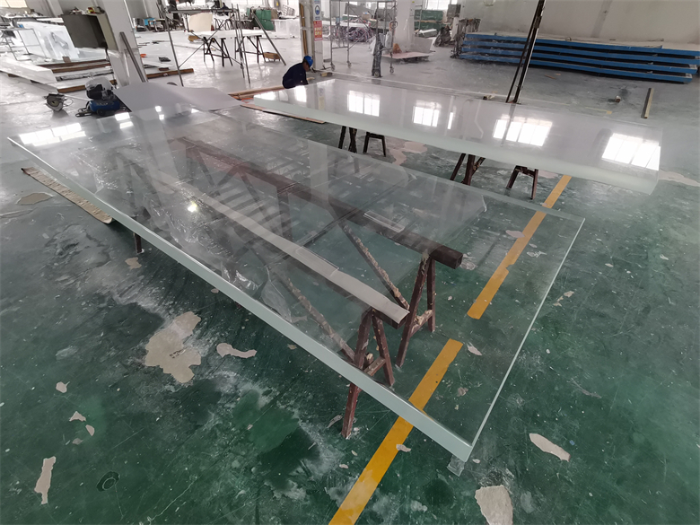 A Leyu akril akril ablakt&aacute;bl&aacute;kat biztos&iacute;that - Leyu