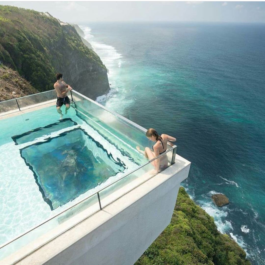 Luksa şefaf, avjen&icirc; li P&ecirc;şeroj&ecirc;: Xemg&icirc;niya b&ecirc;hempa ya hewz&ecirc;n acrylic Leyu